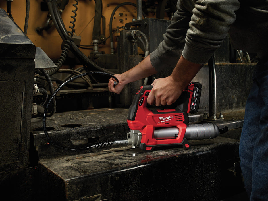 Milwaukee Tool Milwaukee M18 2-Speed Grease Gun 1CT Kit